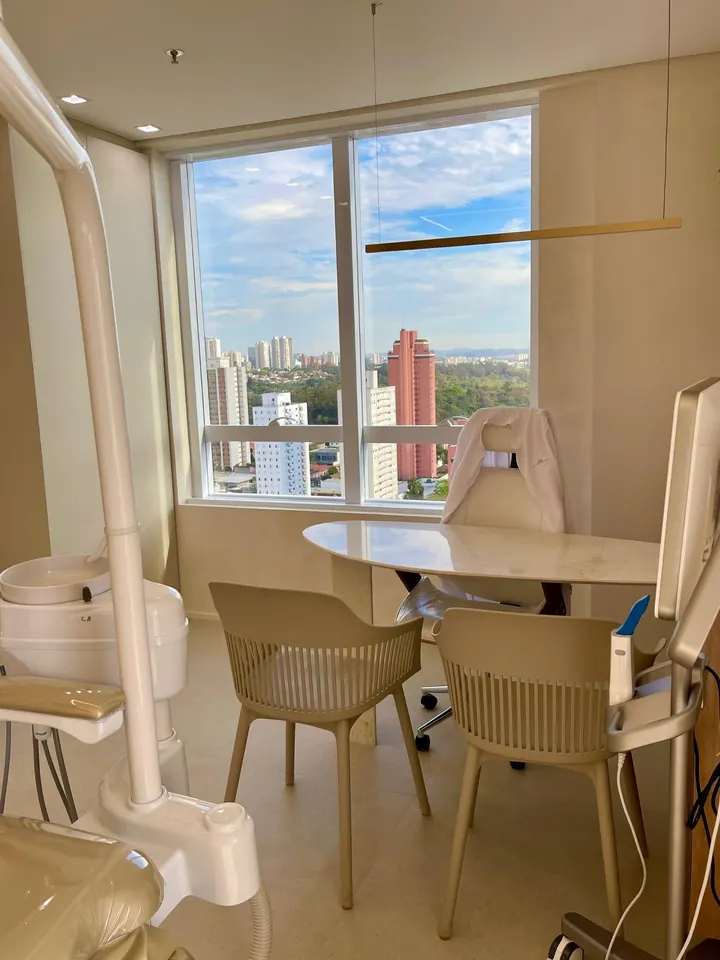 Consultório com vista para a cidade e mesa de atendimento