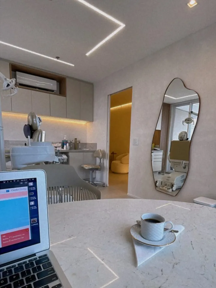 Sala de atendimento com mesa de mármore e espelho