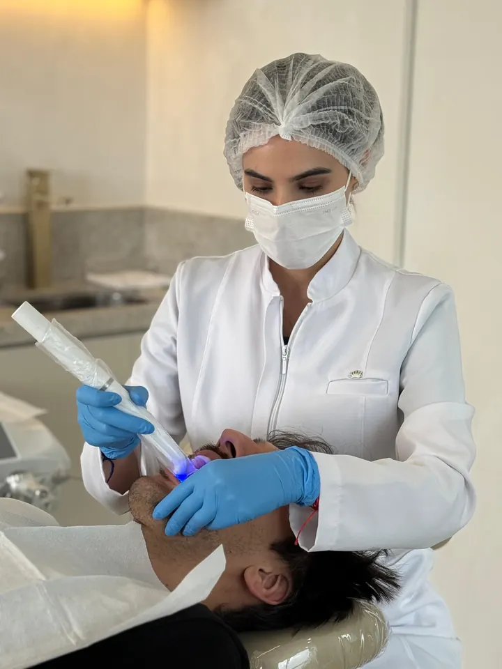 Dra. Julia Cavalieri Barbar fazendo o escaneamento digital dos dentes de um paciente